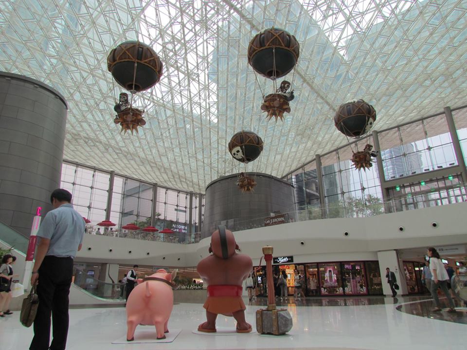 Clash of Clans characters in a Korean mall.